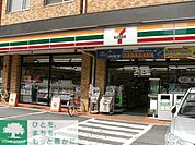 セブンイレブン 徒歩4分。コンビニ 310m