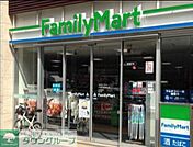 ファミリーマート目黒三田通り店 徒歩3分。 230m