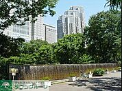 新宿中央公園 徒歩11分。公園 880m