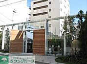 VILLAGE 徒歩9分。ショッピングセンター 660m