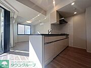 キッチン（別角度より撮影）、性能保証外設備(カーテン、照明)