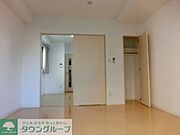 バルコニー側より見た室内