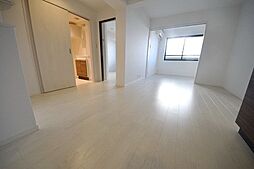 ウェルスクエアイズム明大前 4階2LDKのリビング/ダイニング