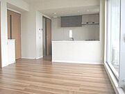 ★カウンターのある明るい南向きのリビングです★