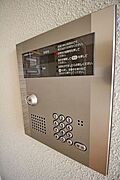 出入りはオートロック対応