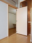 ロフト下には大型のクローゼットがございます