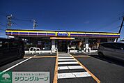 ミニストップ 徒歩5分。 370m