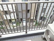 日差しが差し込むバルコニーです