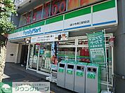 ファミリーマート 徒歩6分。 410m