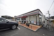 セブンイレブン草加弁天1丁目店 徒歩13分。 1000m