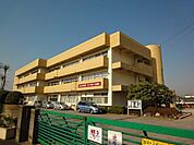 八木郷小学校 215m