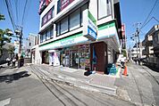 ファミリーマート草加駅東口店 徒歩2分。 100m