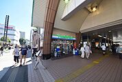 ファミリーマート草加駅店 徒歩8分。 600m