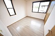 二面採光の明るいお部屋です