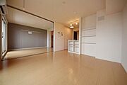 ～仕切りを開けると広いリビングですね～