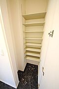★シューズクロークで靴も荷物もしまえます★