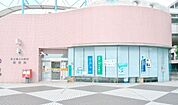京王堀之内駅前郵便局 910m