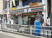 セブンイレブン 徒歩7分。コンビニ 560m