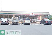 セブンイレブン 徒歩11分。コンビニ 880m