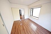 ★広々とした洋室です。角部屋なので明るいですよ★