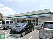 ファミリーマート 徒歩9分。コンビニ 660m