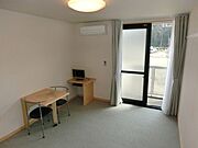 家具付きの8帖の洋室です