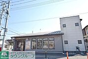 高坂郵便局 徒歩9分。郵便局 710m