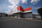 ドラッグストアセキ若葉店 徒歩32分。 2500m