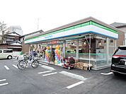 ファミリーマート 徒歩7分。コンビニ 490m