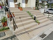 ★エントランスまでの階段です★