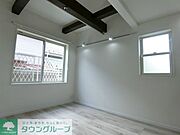 白木目で明るい室内は梁（はり）のある吹抜けがオシャレ♪