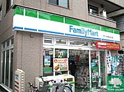 ファミリーマート 徒歩8分。 590m