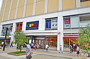 ユニクロ新百合丘オーパ店 1313m