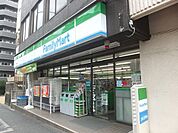 ファミリーマート 徒歩6分。コンビニ 420m