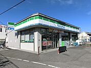 ファミリーマート 徒歩12分。コンビニ 950m