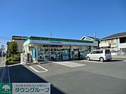 ファミリーマート 徒歩8分。コンビニ 610m