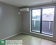 洋室は広々7.2帖。黒を基調とした木目調の建具建材を使用しており、落ち着いた空間を演出しております♪