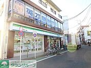 ファミリーマート 徒歩4分。 290m
