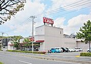 ファッションセンターしまむら本郷台店 976m