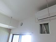 室内に物干し竿がかけられます