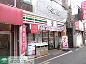 セブンイレブン 徒歩3分。コンビニ 210m
