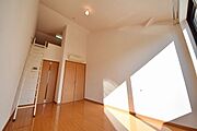 ★ロフト付きで天井が高く開放感のある8帖の洋室です★