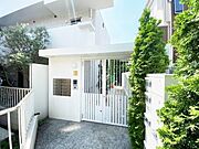 白を基調とした洗練された外観に、アプローチの植栽が優しくお迎え致します