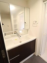 [洗面] 身支度に便利な三面鏡の洗面台