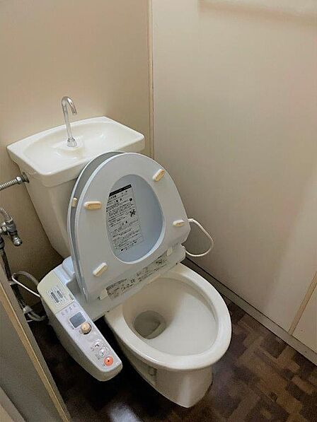 洗浄付き便座が魅力的なトイレです。毎日使用する場所だから、キレイだと気持ちが良いですね。