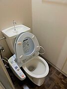 洗浄付き便座が魅力的なトイレです。毎日使用する場所だから、キレイだと気持ちが良いですね。