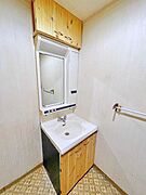 収納棚があり余分な物を置かなくて良いので、洗面所がすっきり使えます。