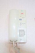 インターホンがあり、訪問者を確認できます。