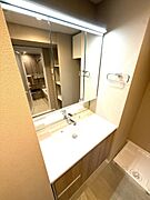 落ち着きのあるカラーでまとめた、心地よく使えるパウダールーム。ゆったりとした広さがあり、居室から独立しているので、プライベート空間としても安心してお使いいただけます。