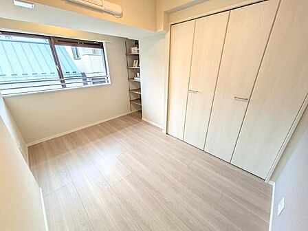 5.1帖の洋室(2026年5月撮影)※家具、調度品は販売価格に含まれておりません。